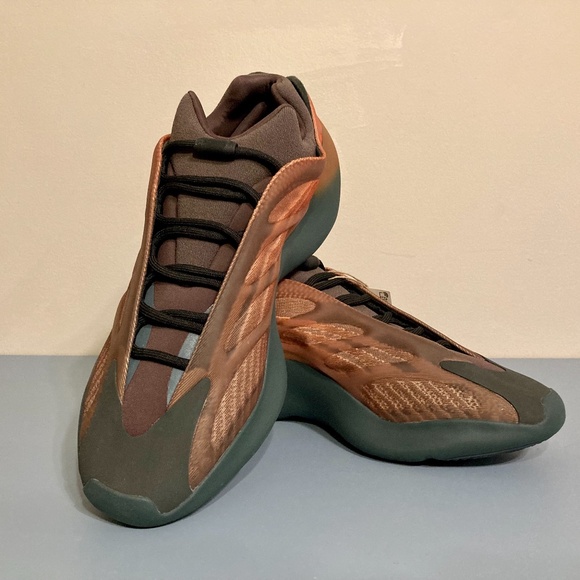 Yeezy 700 V3 Copper Fade - Size 13 - NEW main image 4